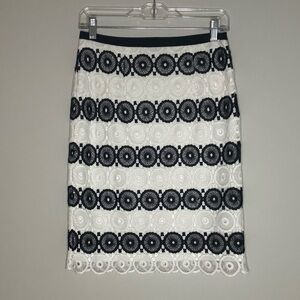 Karl Lagerfeld Black White Scalloped Lace Pencil Skirt Size 2